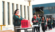感恩社會(huì)，主動(dòng)承擔(dān)社會(huì)責(zé)任，積極奉獻(xiàn)愛心。